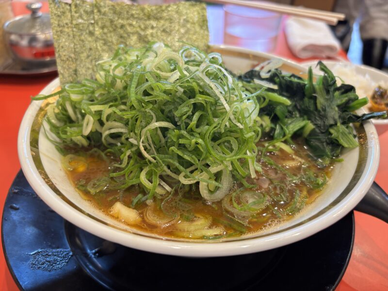 青物横丁「裏大輝家」山盛りに盛り付けられた九条ネギの鮮やかな緑