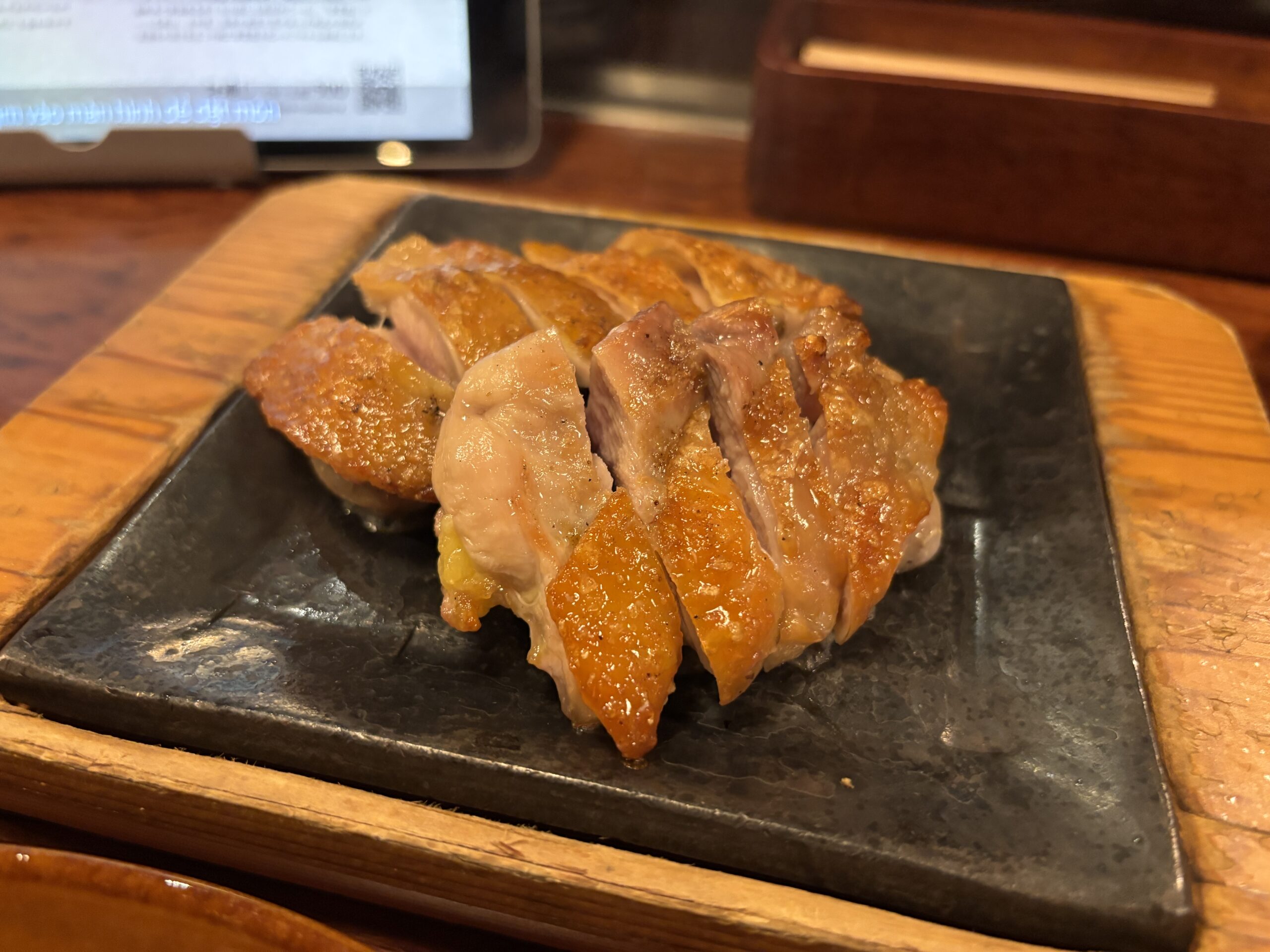 五反田「ヤオロズクラフト」噛むたびに旨みがジワっと溢れ出す【黒さつま鶏のパリパリジューシーチキン】