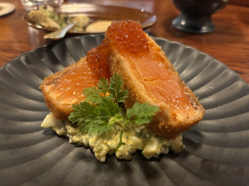 五反田「ヤオロズクラフト」誰もが「うわ、綺麗…」と声が出そうな【いくら掛け！サーモンのレアかつ】