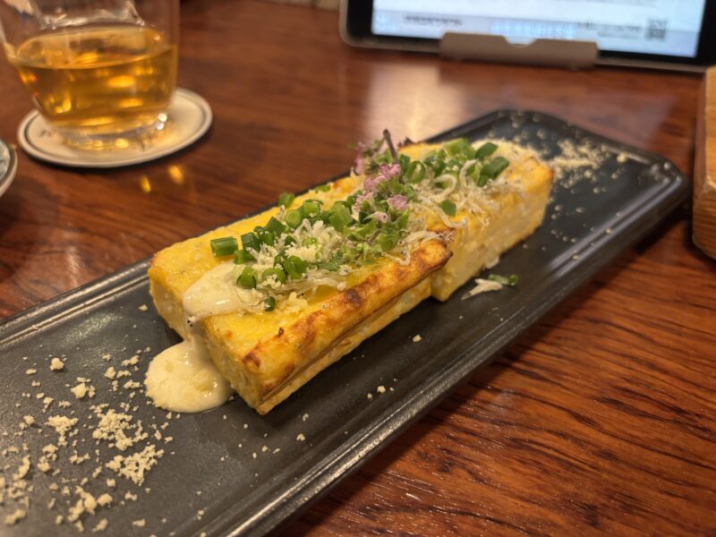 五反田「ヤオロズクラフト」シラスの塩気と洋風ソースの【しらすのスパニッシュオムレツ】