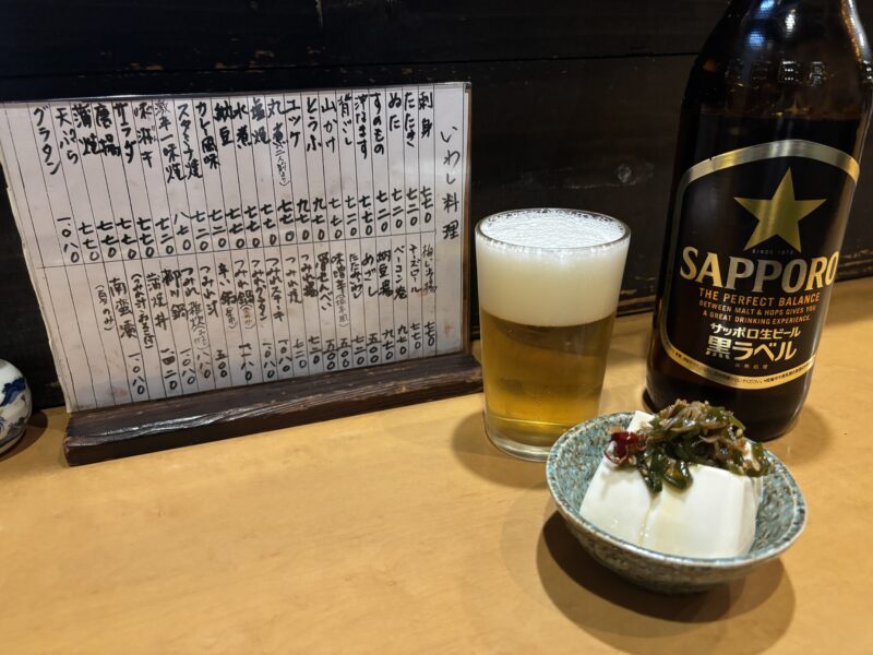 大井町の路地裏で出会う、いわし一筋の居酒屋「だるまや」