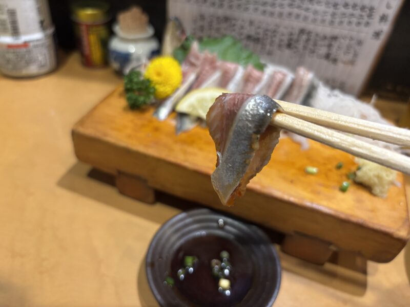 大井町「だるまや」口に入れた瞬間、脂の甘みがじんわりと広がるイワシの刺身