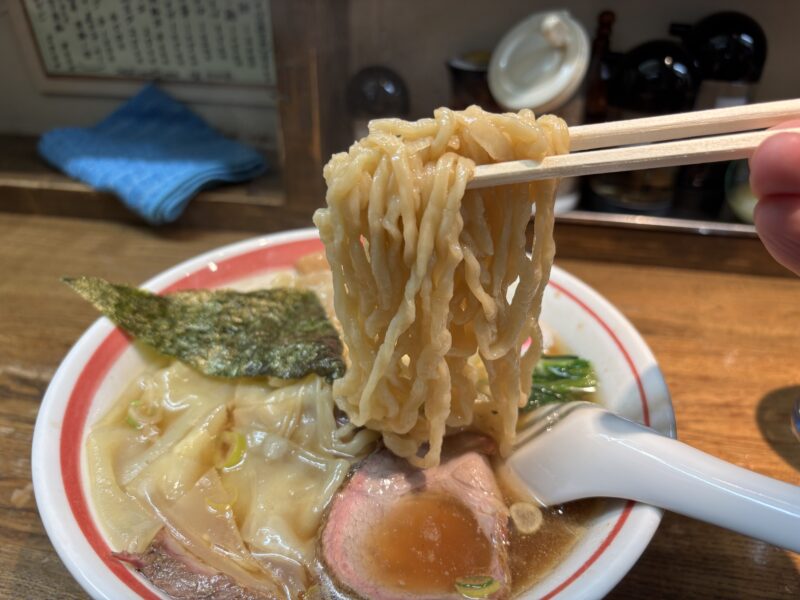 大井町「麺壱 吉兆」青竹を使って伸ばす伝統的な平打ち麺
