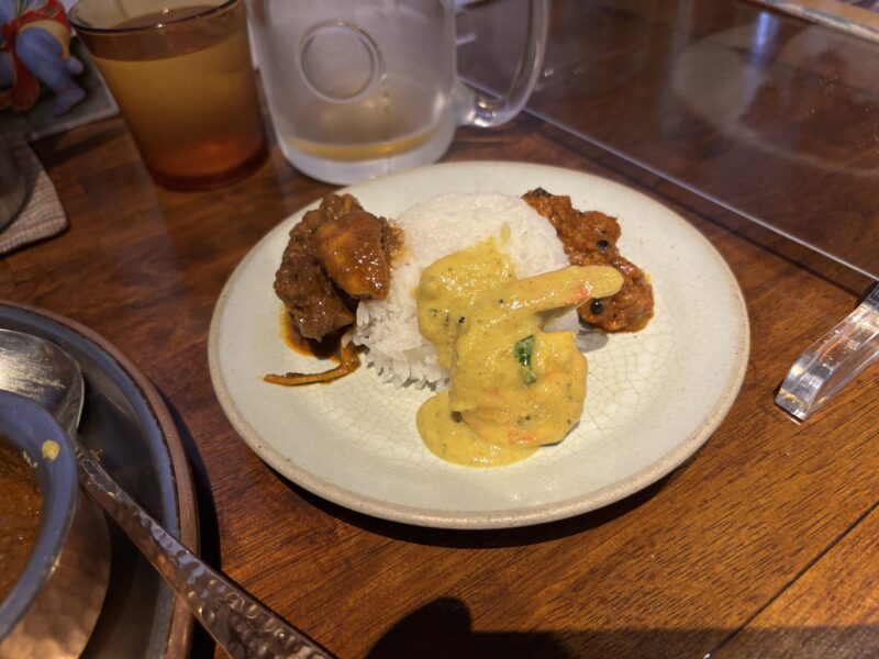 三軒茶屋「シバカリーワラ」カレーそれぞれに米とナンで違った味わいを楽しめる