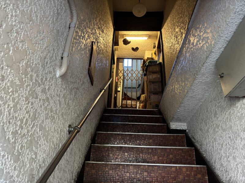 三軒茶屋「シバカリーワラ」期待を胸に店舗へと続く細い階段を登る