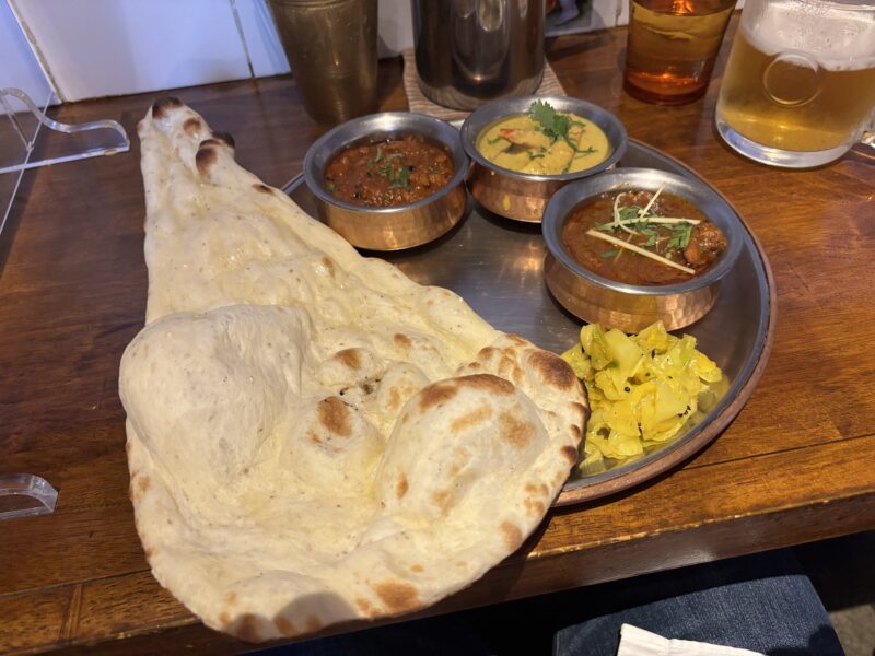 三軒茶屋「シバカリーワラ」日替わりの三種類のカレーを贅沢に堪能できるランチ