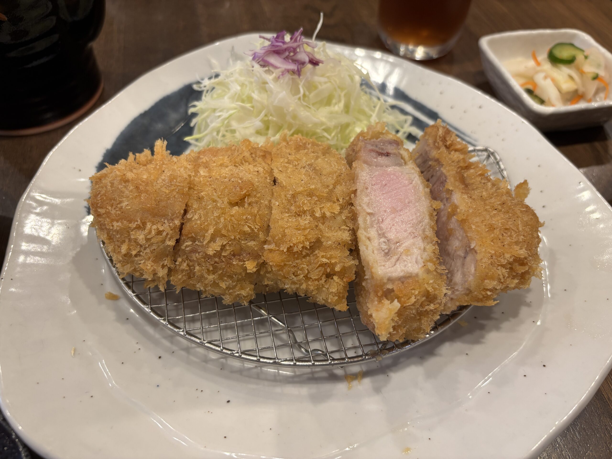 白金高輪「とんかつ王龍」低温でしっとりと仕上がったトンカツの断面