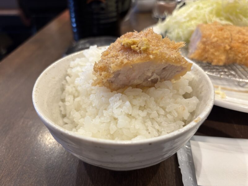 白金高輪「とんかつ王龍」和辛子と岩塩でシンプルにトンカツの味を楽しむ