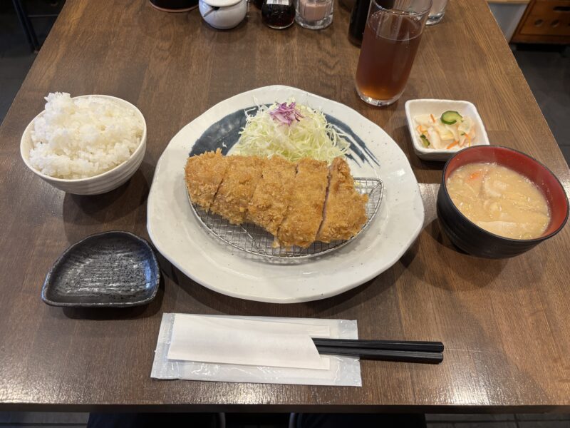白金高輪「とんかつ王龍」ライスに漬け物と熱々の豚汁がセットになった【トンカツ定食】