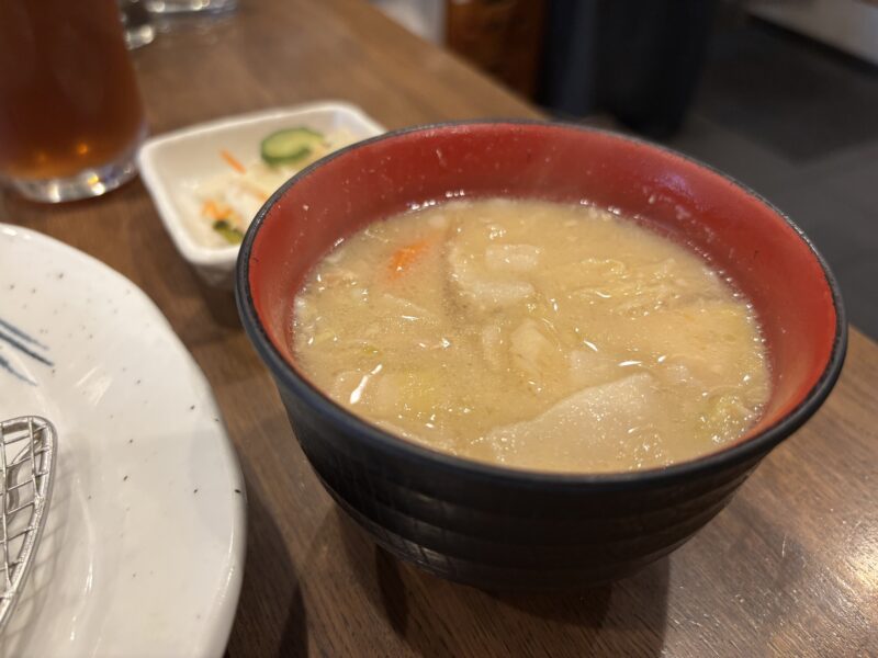 白金高輪「とんかつ王龍」具材がたっぷり入った主役級の豚汁