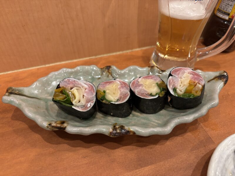 大久保「釣りあじ食堂」“酒が止まらない”名脇役【太ったイワシのガリタク巻】