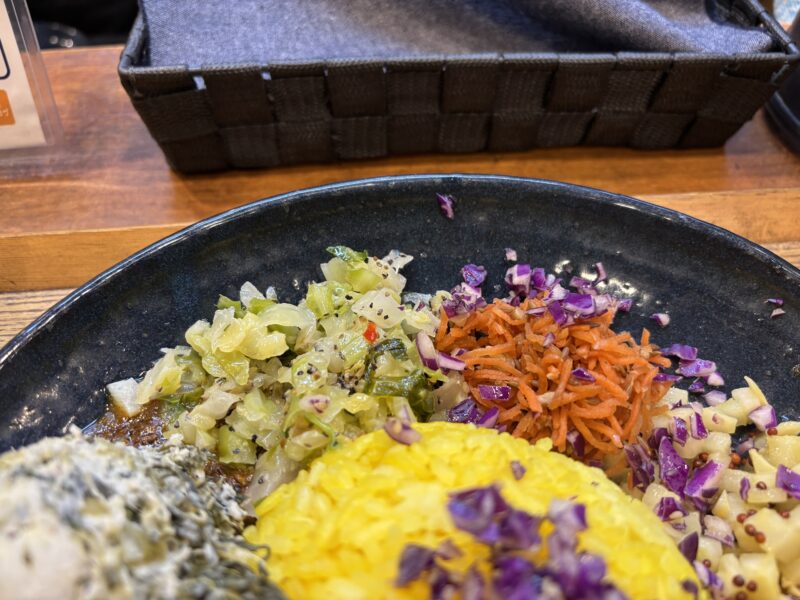 高円寺「ホールスパイスカレー青藍」組み合わせを変えるたびに味わいが七色に変化する副菜