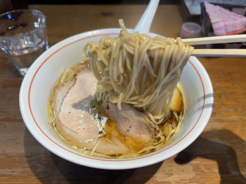 三ノ輪「ラーメン屋 トイ・ボックス」スープとの絡みも抜群の細麺