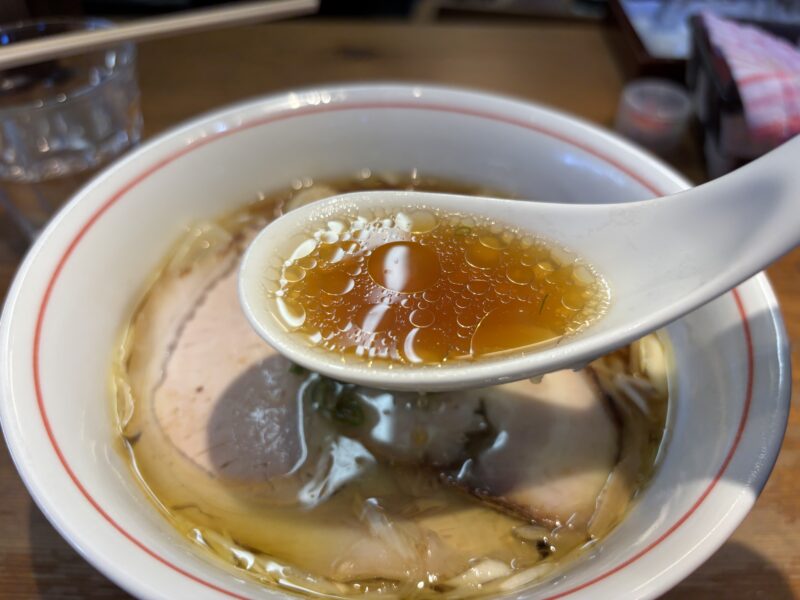 三ノ輪「ラーメン屋 トイ・ボックス」鶏の旨味と醤油のコクが口の中いっぱいに広がるスープ