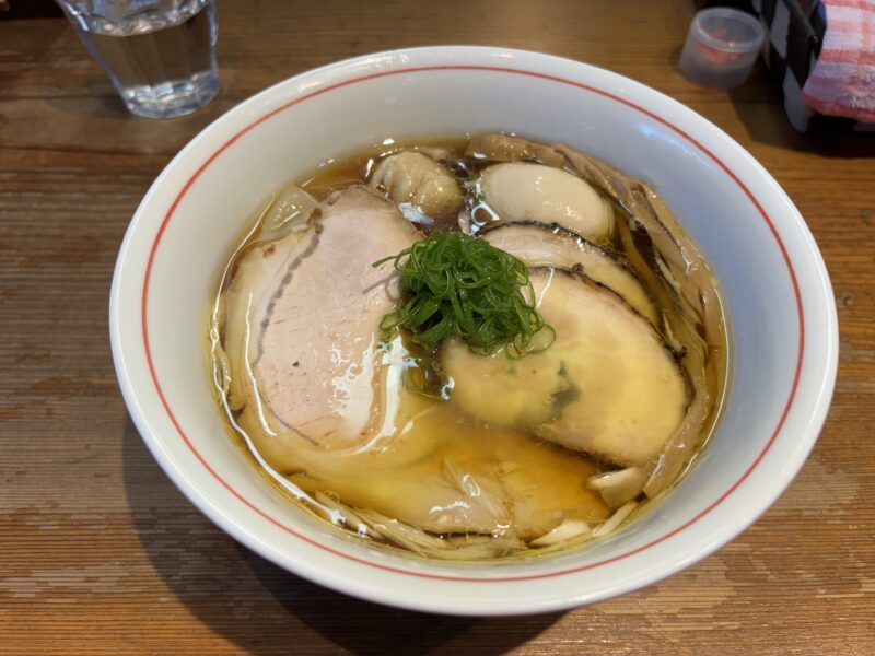 三ノ輪「ラーメン屋 トイ・ボックス」香り高い鶏油が浮かぶ黄金色に澄んだスープが印象的な中華そば