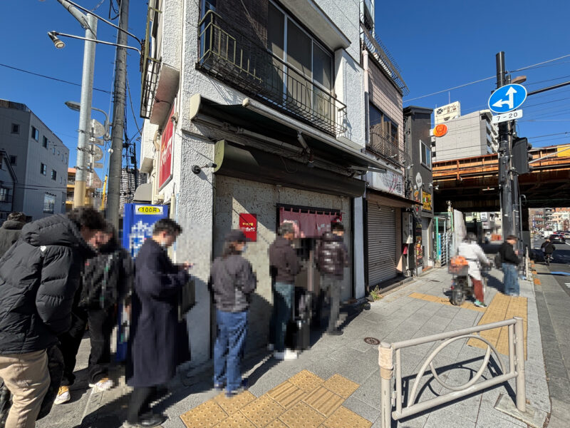 三ノ輪「ラーメン屋 トイ・ボックス」店の外をぐるりと囲むように行列ができていた店舗外観