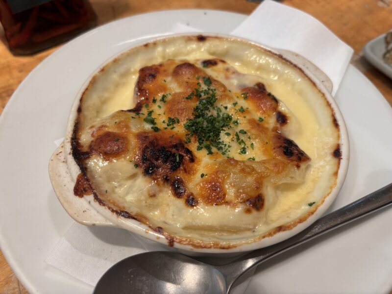 森下「山利喜」牛乳煮込みの様な味わいの“ポテトチーズ焼き”