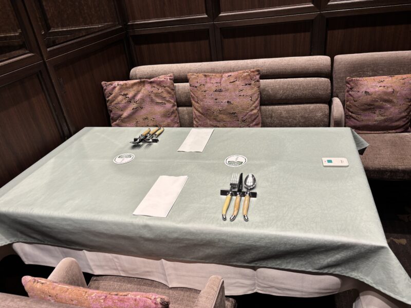 人形町「芳味亭」フカフカのソファーが印象的だった個室