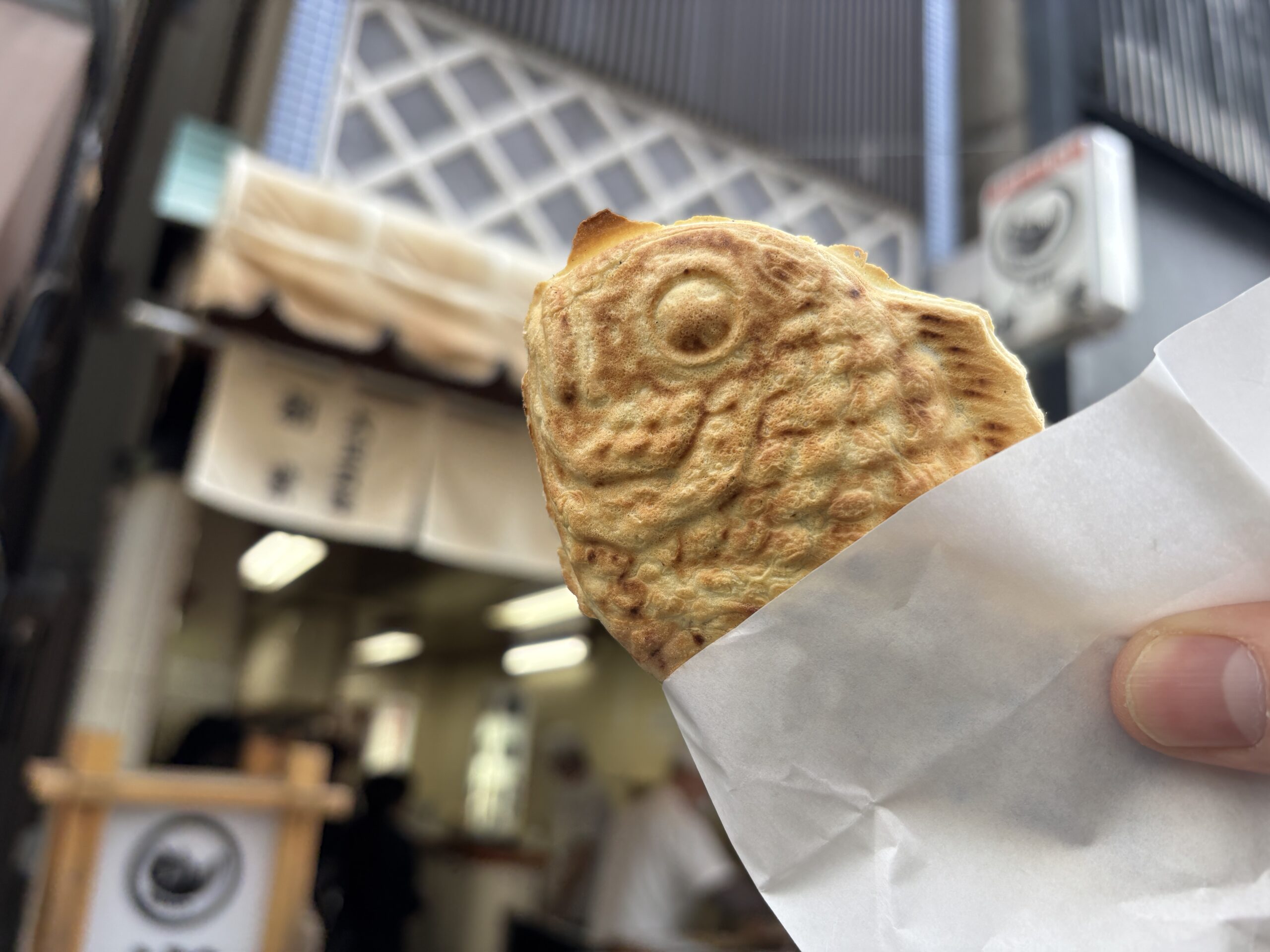 人形町「高級鯛焼本舗柳屋」紙越しでも伝わる熱を感じる“たい焼き”