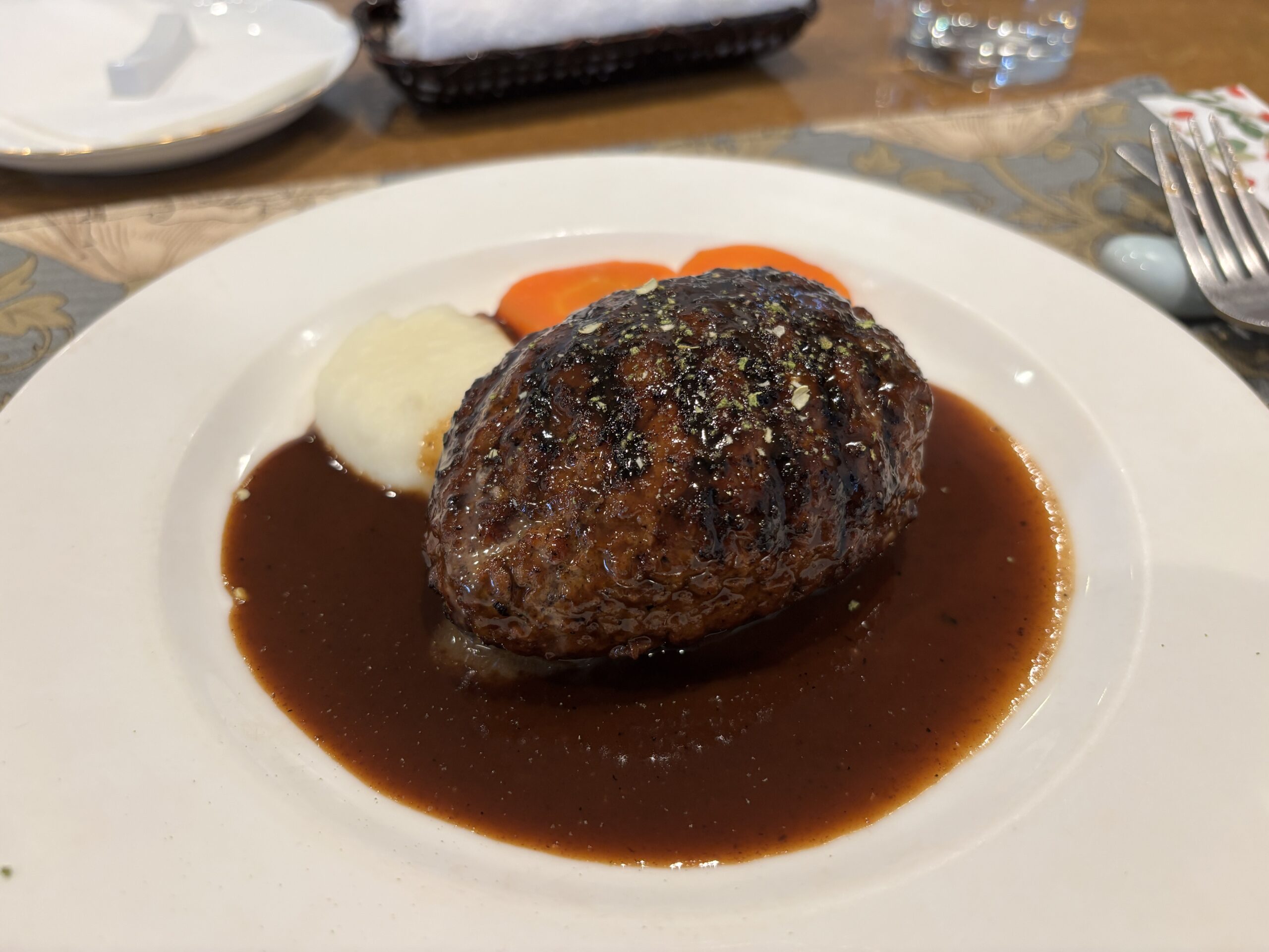 桜木町「綺・Luck（キラク）」店内に充満するハンバーグが焼け食欲を刺激する香り