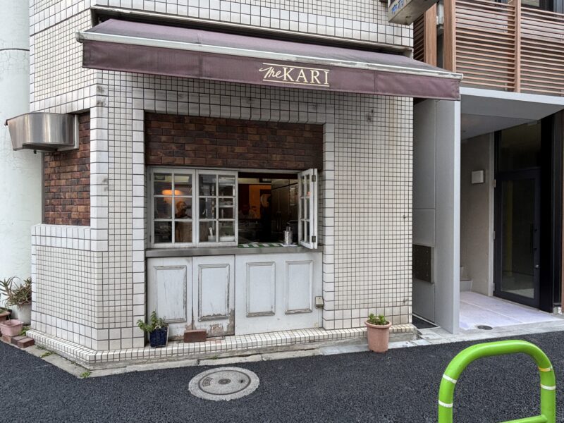 新橋「ザ・カリ」店舗入り口の向かって右手側にテイクアウト対応の窓口