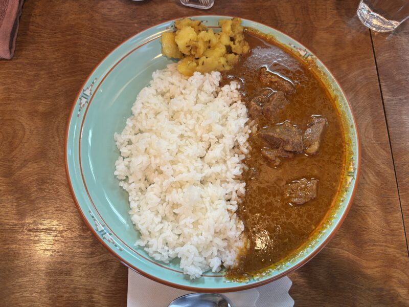 新橋「ザ・カリ」ライスとルーが並ぶカレーライスの王道スタイル