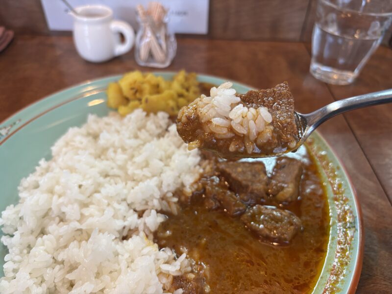 新橋「ザ・カリ」スパイスやハーブの爽やかな香りが鼻に抜けるビーフカレー