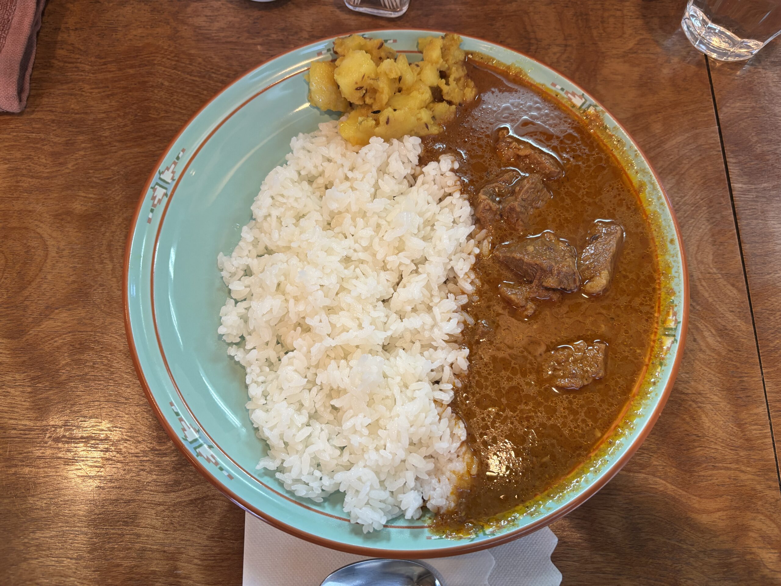 新橋「ザ・カリ」ライスとルーが並ぶカレーライスの王道スタイル