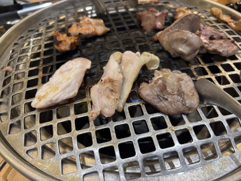 上野「鳥ひびきちゃん」色々食べたい気持ちを抑え一種類づつ焼くのがオススメ