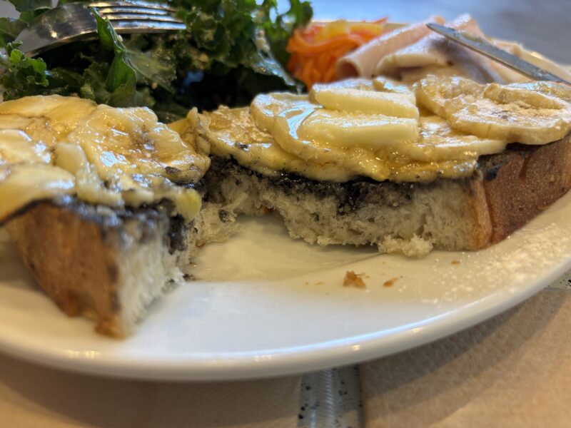 下高井戸「HEIM」黒ゴマのコクを目視できる”黒ごまバナナトースト”の断面