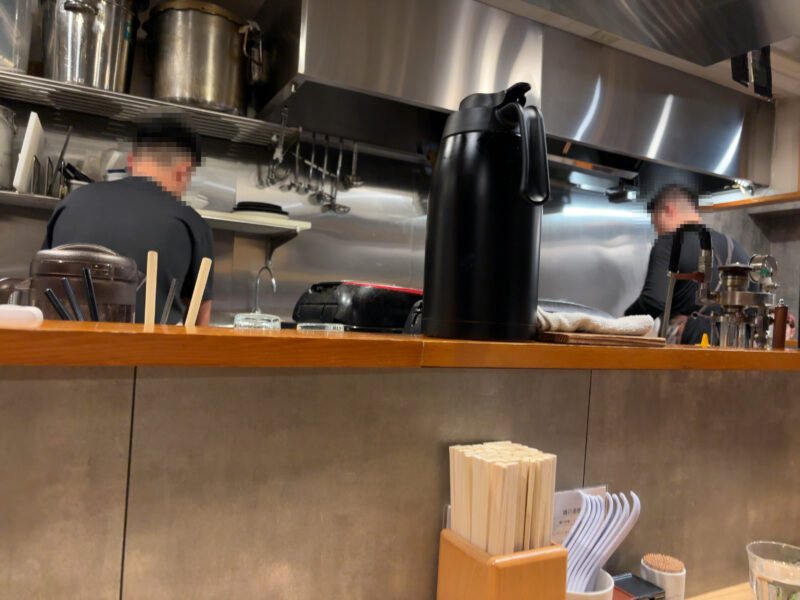 千歳船橋「らーめんMAIKAGURA」黙々とラーメンを作る店員さんの後ろ姿