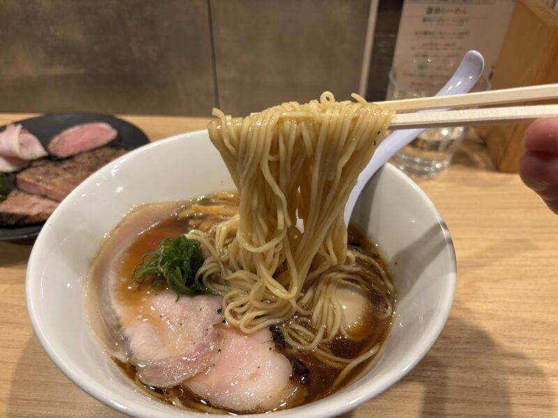 千歳船橋「らーめんMAIKAGURA」“まいかぐら”の麺はツルツルとした平打ちの細麺