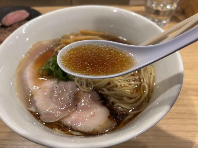 千歳船橋「らーめんMAIKAGURA」醤油の芳醇な香りが鼻腔をくすぐる“まいかぐら”のスープ