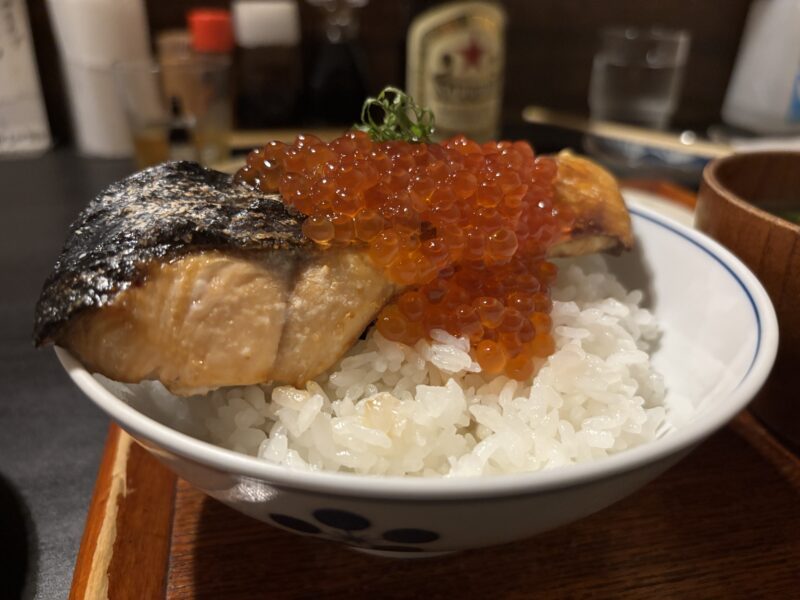 代田橋「しゃけ小島」こぼれ落ちるイクラのビジュアルが堪らない“しゃけいくら丼”