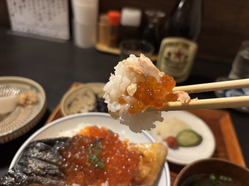 代田橋「しゃけ小島」口の中で白米との相性を奪い合う鮭とイクラ