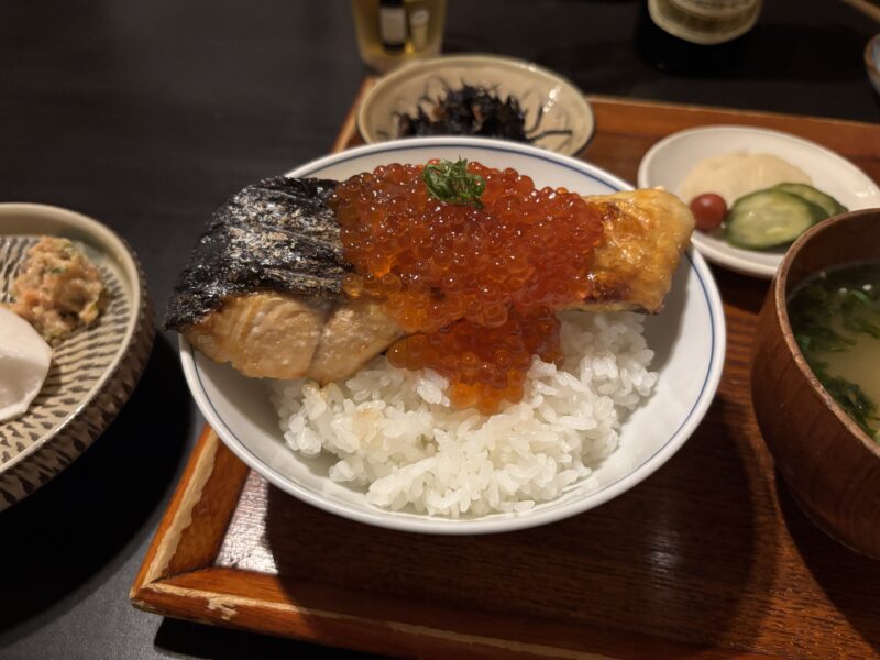 代田橋「しゃけ小島」焼き魚特有の香ばしさがわずかに鼻先をかすめる“しゃけいくら丼”