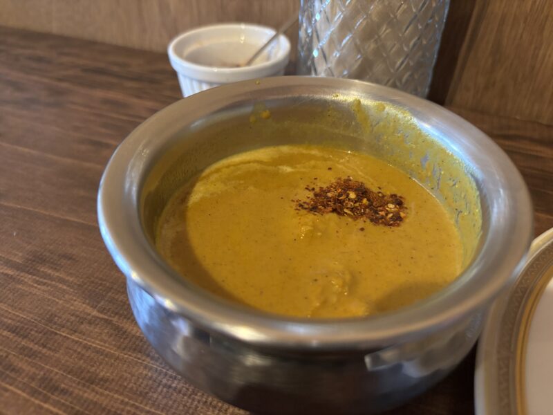 下高井戸「ハトス・アウトサイド」卓上の赤いスパイスをかけると味わいが1段階進化