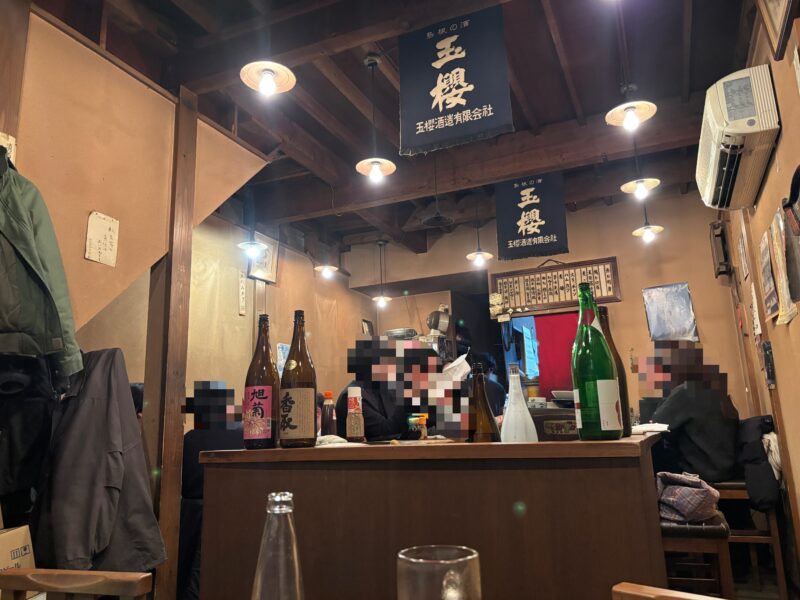 吉祥寺「火弖ル」古き良き昭和を彷彿とさせるコの字カウンターのある内装が特徴的