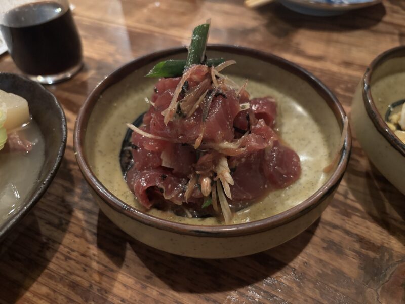 吉祥寺「火弖ル」昭和レトロ酒場の探求を最後のお酒一滴まで楽しむ“魚の梅里和え”