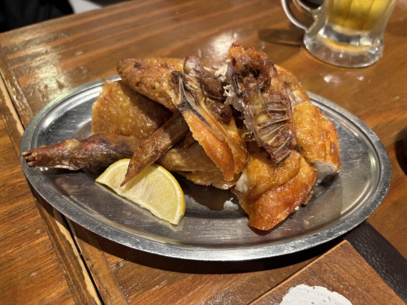 北千住「素揚げ酒場パリパリ」皮はパリパリ中の身はしっとり“ひな鶏半身揚げ”