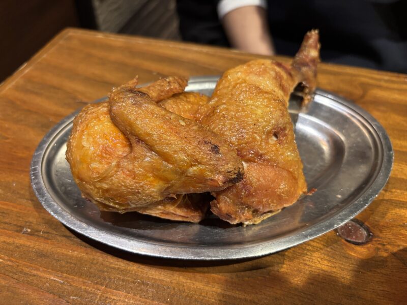 北千住「素揚げ酒場パリパリ」注文必須”名物ひな鶏パリパリ半身揚げ”