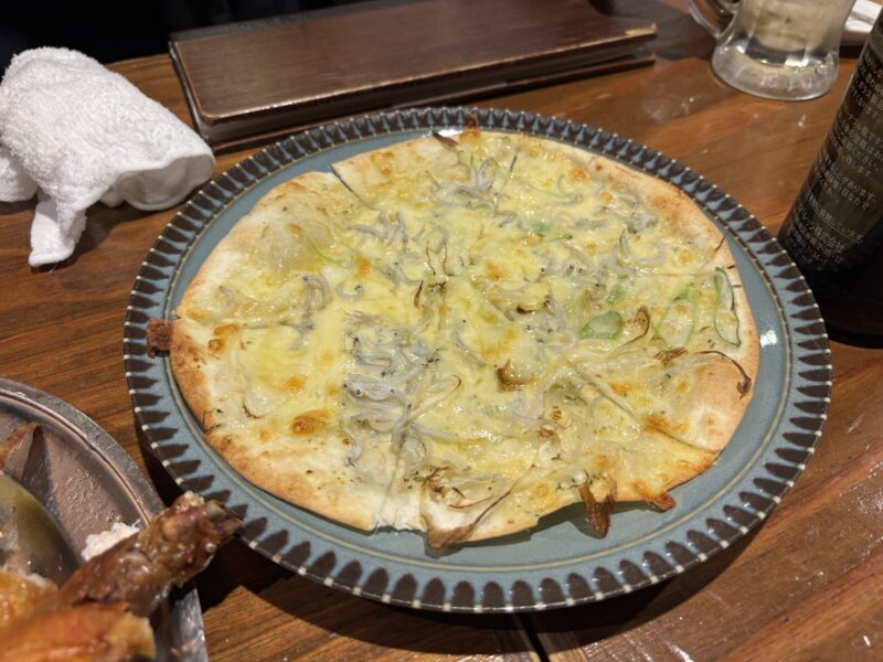 北千住「素揚げ酒場パリパリ」千寿葱とシラスのガーリックピザ