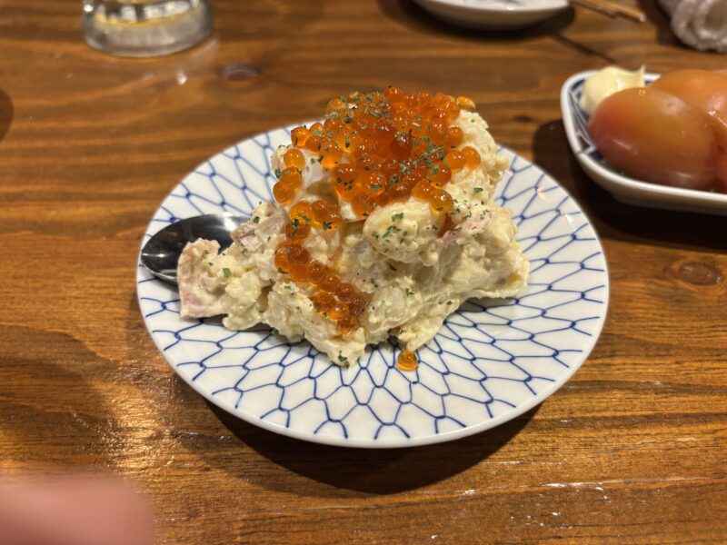 北千住「素揚げ酒場パリパリ」見た目にも食欲をそそる“ポテトサラダいくらのせ”
