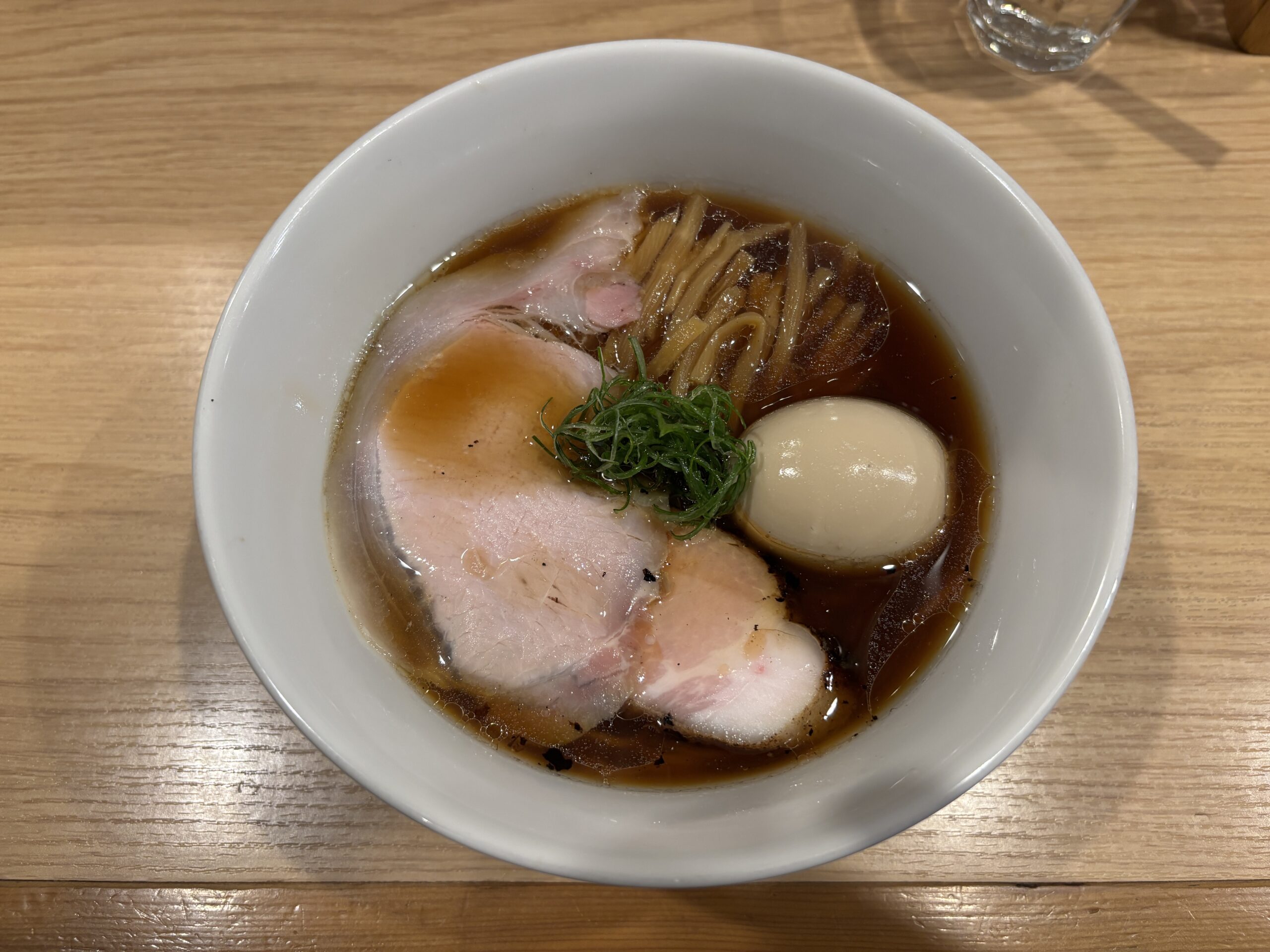 千歳船橋「らーめんMAIKAGURA」琥珀色よりやや濃いスープで見た目も美しい“まいかぐら”の味玉ラーメン