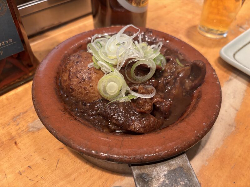 森下「山利喜」漆黒に染まった汁と艶のある“もつ煮”