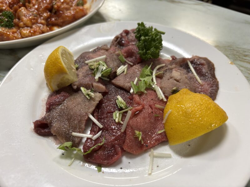 中野・新井薬師「中野苑」噛めば噛むほど旨みが滲み出てくる“上タン塩”