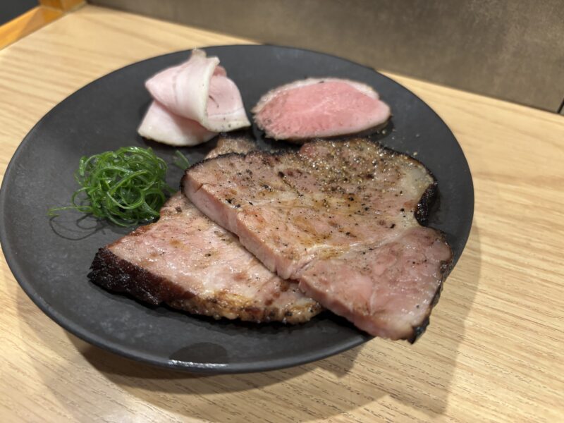 千歳船橋「らーめんMAIKAGURA」香り豊かなチャーシューが味わえる別皿特製トッピング