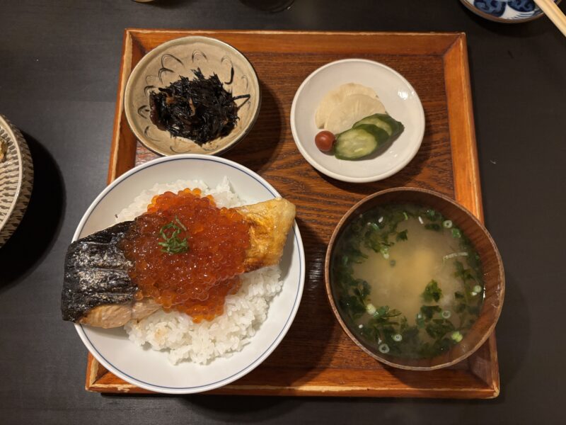 代田橋「しゃけ小島」家庭の朝食とは明らかに違う圧倒的ビジュアル“しゃけいくら丼”