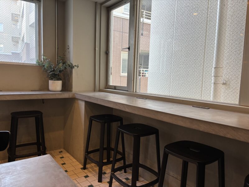 下高井戸「HEIM」無機質な空間が広がる店内風景