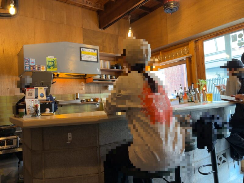 下高井戸「ハトス・アウトサイド」移転間もない店内は下地がそのまま露出した無機質な空間が特徴的